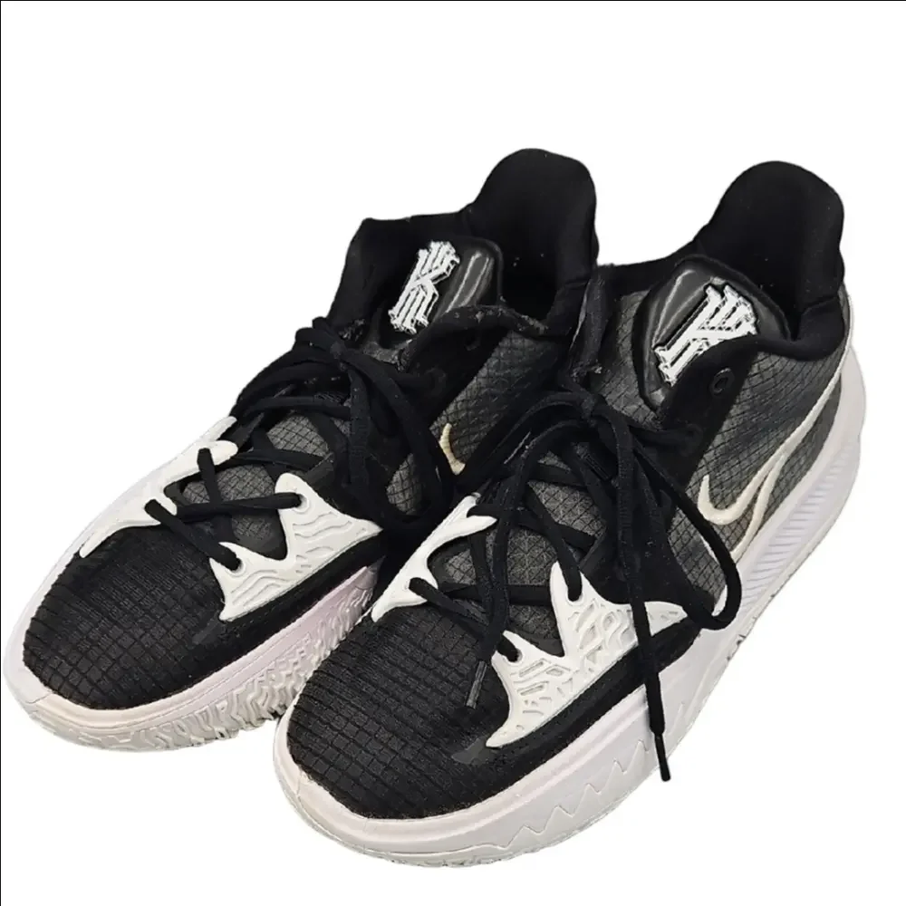 Nike Kyrie Irving Low Basketball Shoe Youth 6.5
